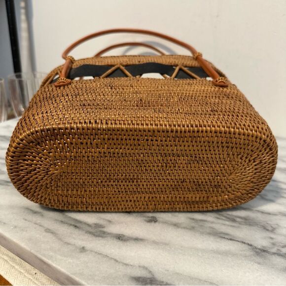 Elegant Queen BEA Tan Woven Bag with Black Bow leather handles - Picture 4 of 15